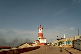 Accra;-Ghana;-Jamestown;-lighthouse;-Jamestown-lighthouse;-daily-life;-street;-pedestrian;-smoke;-mural;-graffiti;-colonial-architecture;-colonial-heritage;-Gold-Coast;-West-Africa;-Gulf-of-Guinea;-historic-district;-fishing-community;-street-photography;-documentary-photography;-Kaleidos;-Kaleidos-images;-La-parole-à-limage;-Stories-Pictures;-Tarek-Charara
